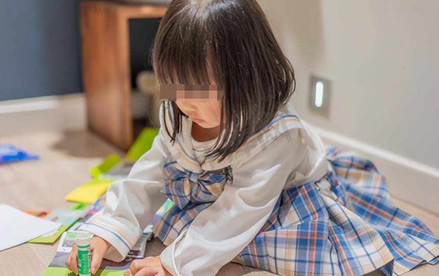 Con gái nhất quyết không chịu ăn canh dù thuyết phục thế nào, cha mẹ kiểm tra camera giám sát trường học liền gọi cảnh sát ngay lập tức - Ảnh 3.