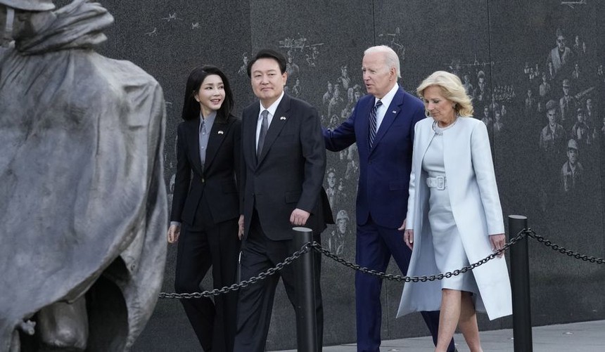 Đệ nhất phu nhân Hàn Quốc tiếp tục “gây bão” vi vẻ ngoài xinh đẹp bất chấp tuổi U60, thậm chí còn tạo tranh cãi vì quá nổi bật - Ảnh 5.