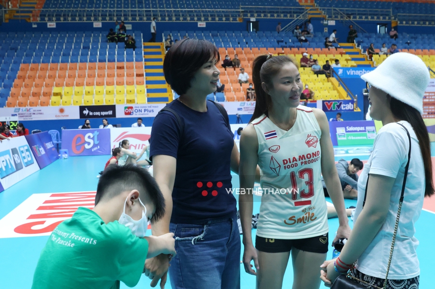 'Búa máy' Bùi Thị Huệ hội ngộ huyền thoại Thái Lan Nootsara, không ai nghĩ bằng tuổi - Ảnh 2.