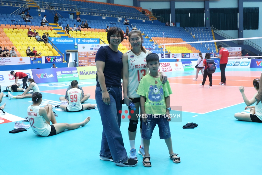 'Búa máy' Bùi Thị Huệ hội ngộ huyền thoại Thái Lan Nootsara, không ai nghĩ bằng tuổi - Ảnh 3.