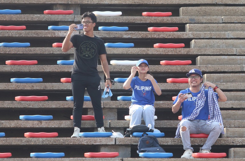 CĐV Campuchia đến sớm 4 tiếng, ngồi giữa sân nắng 40 độ giữ chỗ xem SEA Games - Ảnh 7.