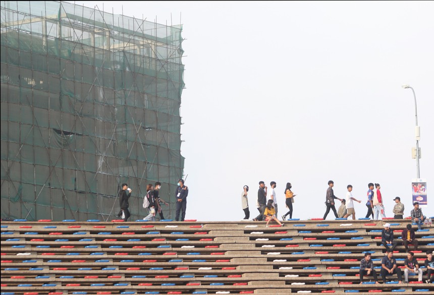 CĐV Campuchia đến sớm 4 tiếng, ngồi giữa sân nắng 40 độ giữ chỗ xem SEA Games - Ảnh 2.