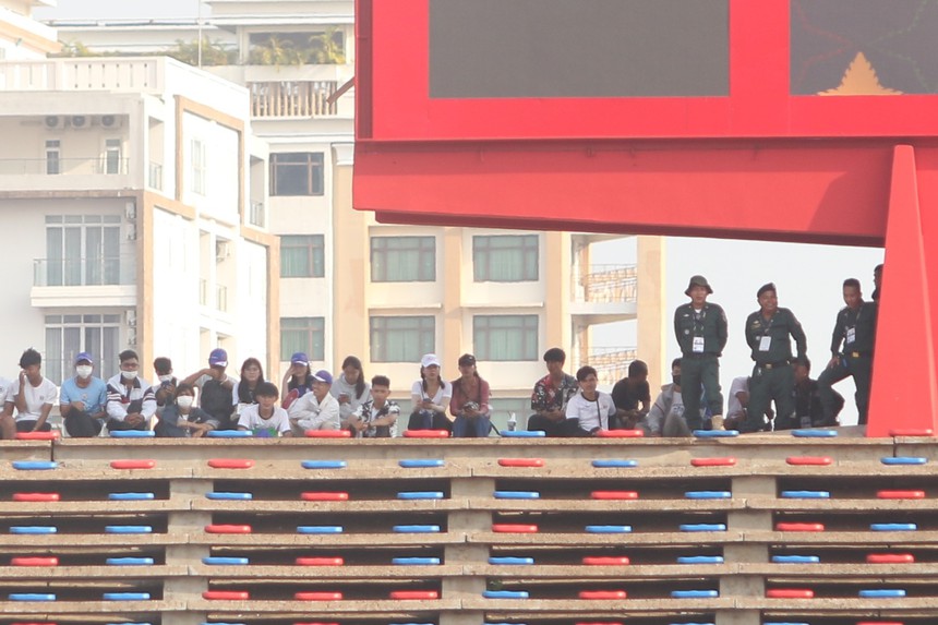 CĐV Campuchia đến sớm 4 tiếng, ngồi giữa sân nắng 40 độ giữ chỗ xem SEA Games - Ảnh 5.