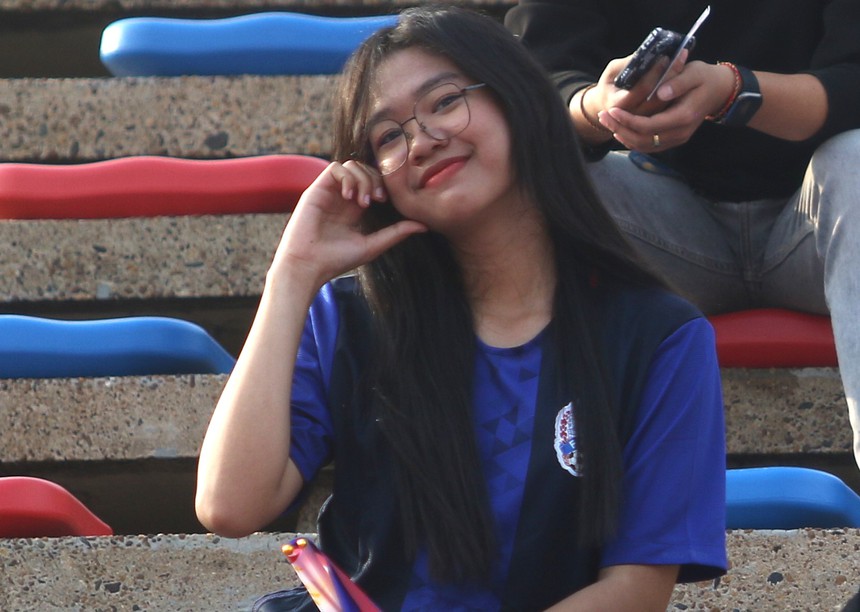 CĐV Campuchia đến sớm 4 tiếng, ngồi giữa sân nắng 40 độ giữ chỗ xem SEA Games - Ảnh 1.