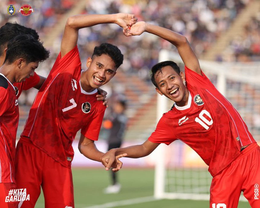 Đội trưởng trượt pen, U22 Indonesia vẫn thắng tưng bừng trong ngày ra quân tại SEA Games 32 - Ảnh 2. Đội trưởng trượt pen, U22 Indonesia vẫn thắng tưng bừng trong ngày ra quân tại SEA Games 32 - Ảnh 2.