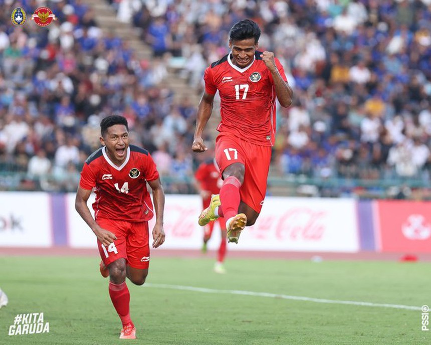 Đội trưởng trượt pen, U22 Indonesia vẫn thắng tưng bừng trong ngày ra quân tại SEA Games 32 - Ảnh 4. Đội trưởng trượt pen, U22 Indonesia vẫn thắng tưng bừng trong ngày ra quân tại SEA Games 32 - Ảnh 4.