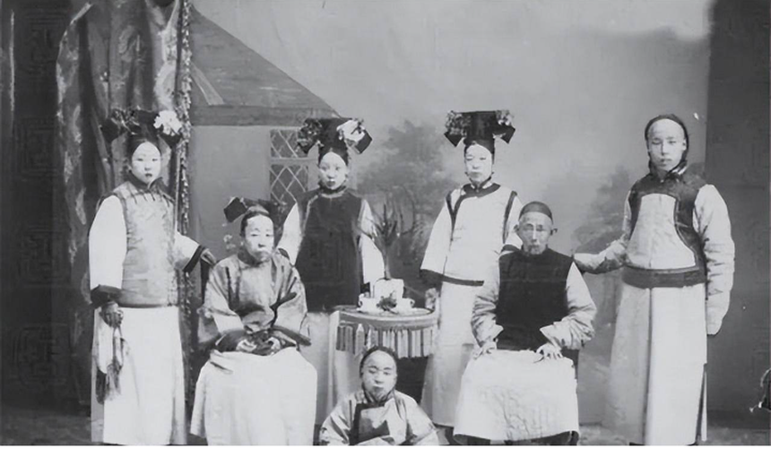 Ảnh hiếm về cuộc sống người dân trong Tử Cấm Thành thời nhà Thanh: Khó lòng bỏ qua "chi tiết đặc biệt" trên khuôn mặt họ! - Ảnh 9.