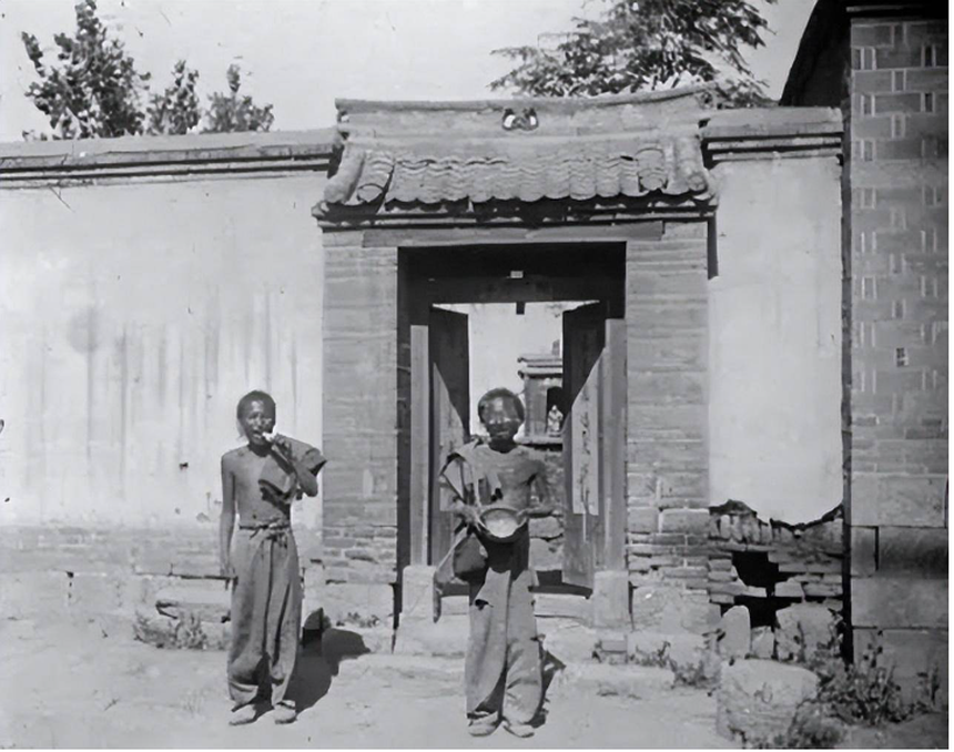 Ảnh hiếm về cuộc sống người dân trong Tử Cấm Thành thời nhà Thanh: Khó lòng bỏ qua "chi tiết đặc biệt" trên khuôn mặt họ! - Ảnh 1.