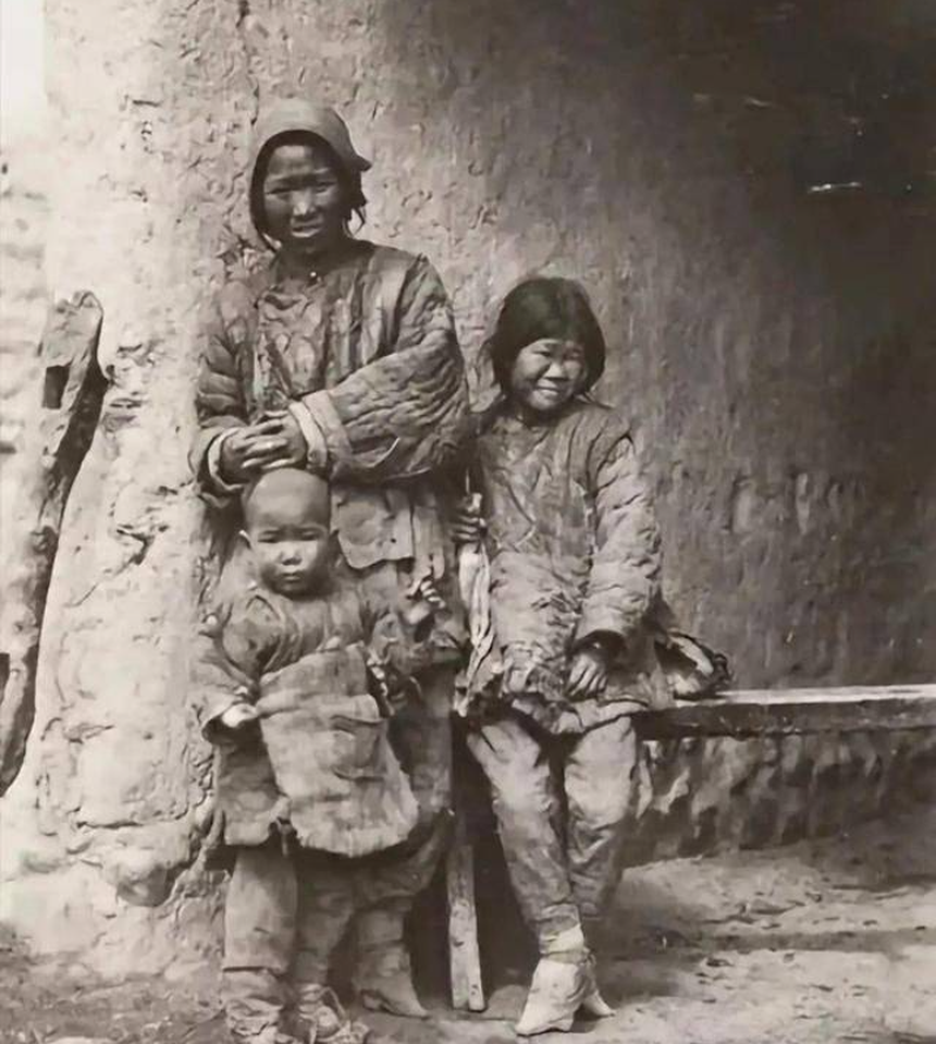 Ảnh hiếm về cuộc sống người dân trong Tử Cấm Thành thời nhà Thanh: Khó lòng bỏ qua "chi tiết đặc biệt" trên khuôn mặt họ! - Ảnh 2.