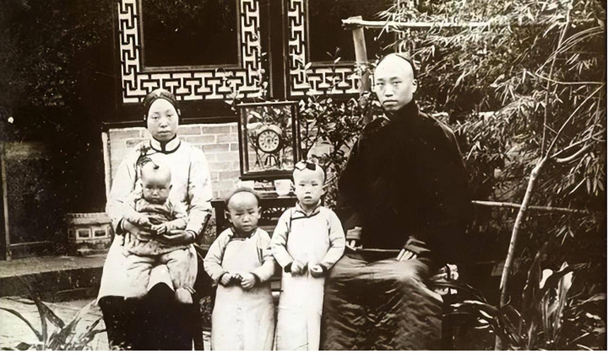 Ảnh hiếm về cuộc sống người dân trong Tử Cấm Thành thời nhà Thanh: Khó lòng bỏ qua "chi tiết đặc biệt" trên khuôn mặt họ! - Ảnh 4.