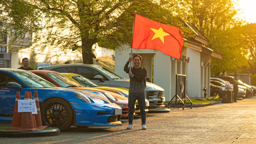 Doanh nhân Nguyễn Quốc Cường mang Porsche 911 GT3 độc nhất Việt Nam đi chơi xuyên quốc gia - Ảnh 2.