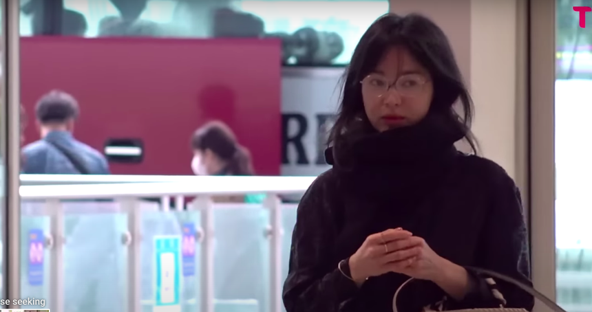 Song Hye Kyo tự tin để mặt mộc xuất hiện tại sân bay, hài lòng với sự lão hóa ở tuổi ngoài 40  - Ảnh 2.
