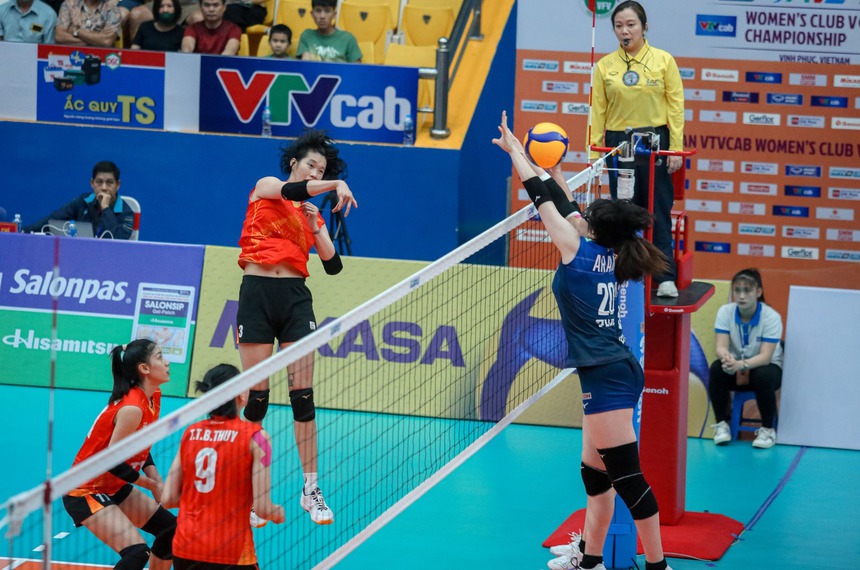 CĐV đặc biệt bất ngờ xuất hiện khiến đội trưởng bóng chuyền nữ Việt Nam rơi nước mắt hạnh phúc - Ảnh 4.