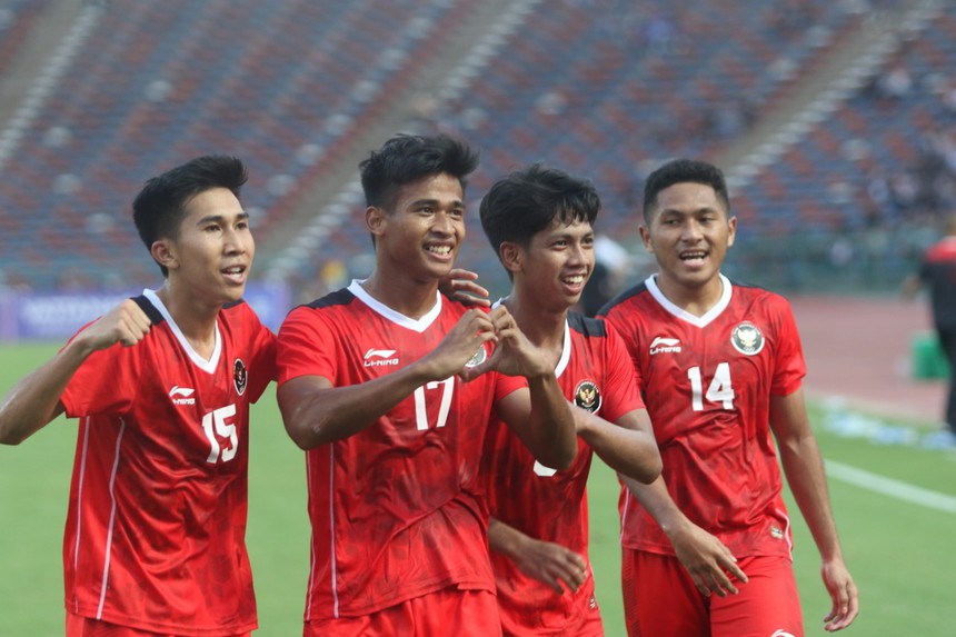 CĐV Campuchia đến sớm 4 tiếng, ngồi giữa sân nắng 40 độ giữ chỗ xem SEA Games - Ảnh 9.