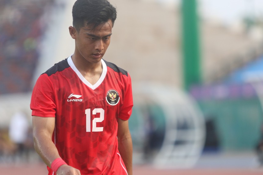 CĐV Campuchia đến sớm 4 tiếng, ngồi giữa sân nắng 40 độ giữ chỗ xem SEA Games - Ảnh 8.