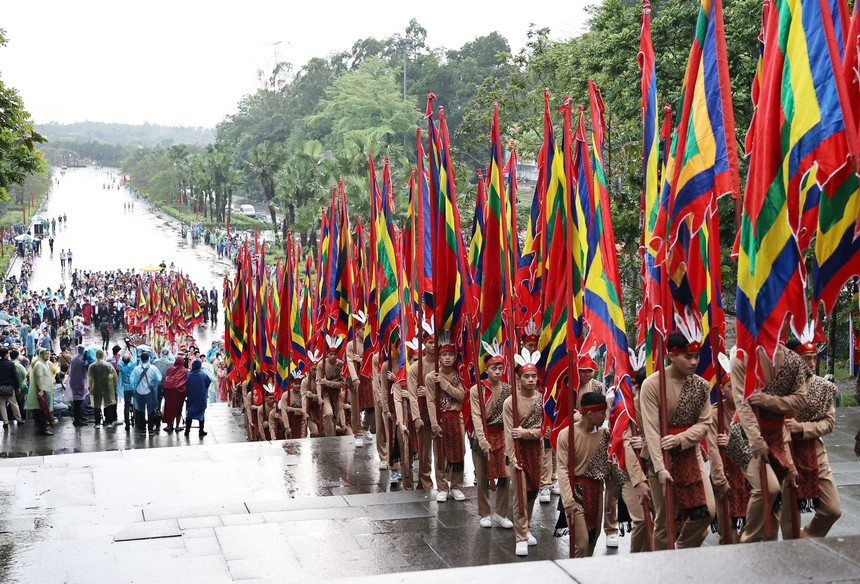 Chủ tịch nước Võ Văn Thưởng dâng hương Giỗ Tổ Hùng Vương năm 2023 - Ảnh 3.