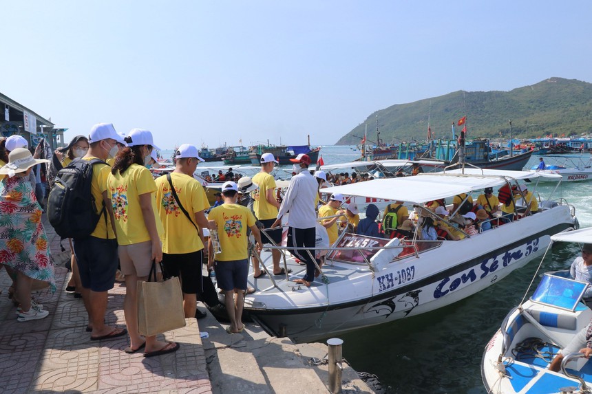 Phố biển Nha Trang tấp nập du khách - Ảnh 3. Phố biển Nha Trang tấp nập du khách - Ảnh 3.