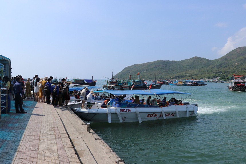 Phố biển Nha Trang tấp nập du khách - Ảnh 4. Phố biển Nha Trang tấp nập du khách - Ảnh 4.