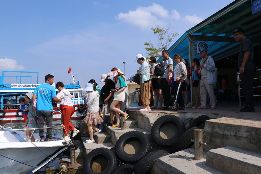 Phố biển Nha Trang tấp nập du khách - Ảnh 5. Phố biển Nha Trang tấp nập du khách - Ảnh 5.