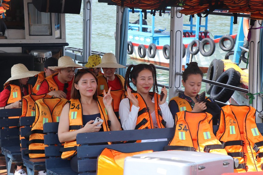 Phố biển Nha Trang tấp nập du khách - Ảnh 6. Phố biển Nha Trang tấp nập du khách - Ảnh 6.