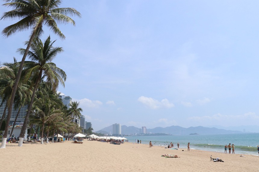Phố biển Nha Trang tấp nập du khách - Ảnh 1. Phố biển Nha Trang tấp nập du khách - Ảnh 1.