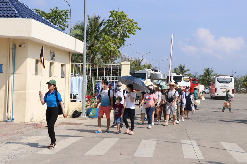 Phố biển Nha Trang tấp nập du khách - Ảnh 2. Phố biển Nha Trang tấp nập du khách - Ảnh 2.