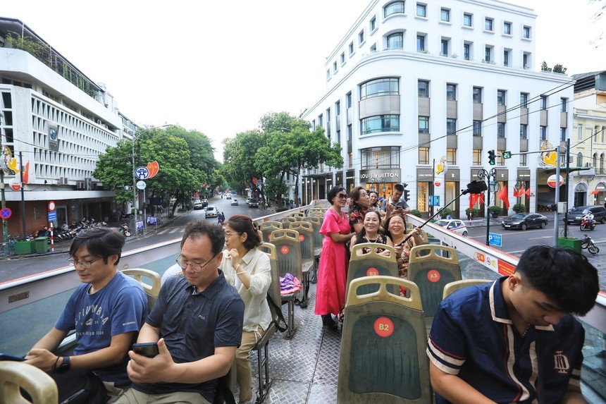 Tham quan Hà Nội miễn phí bằng xe buýt 2 tầng - Ảnh 5.