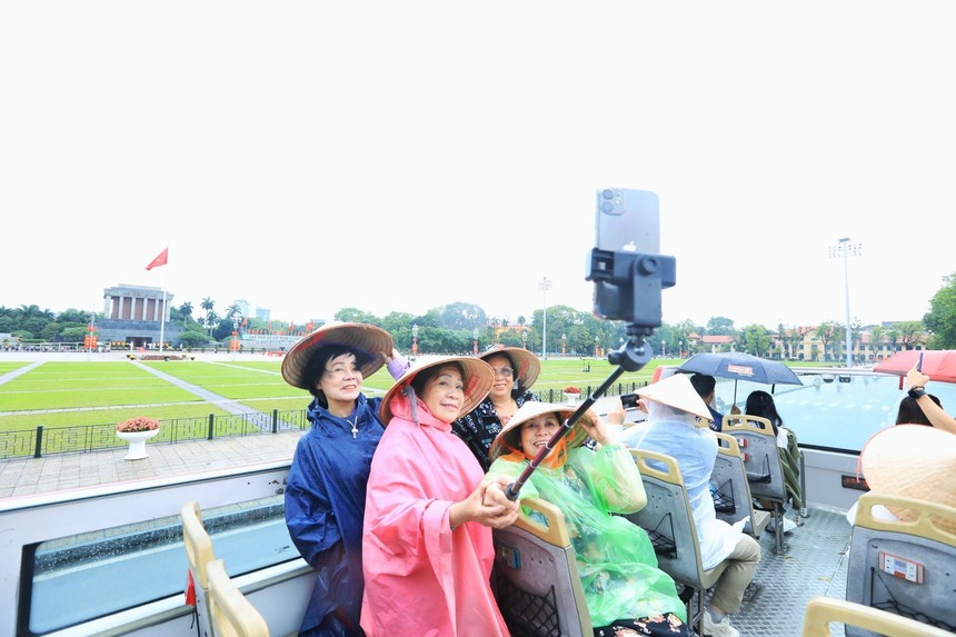 Tham quan Hà Nội miễn phí bằng xe buýt 2 tầng - Ảnh 6.