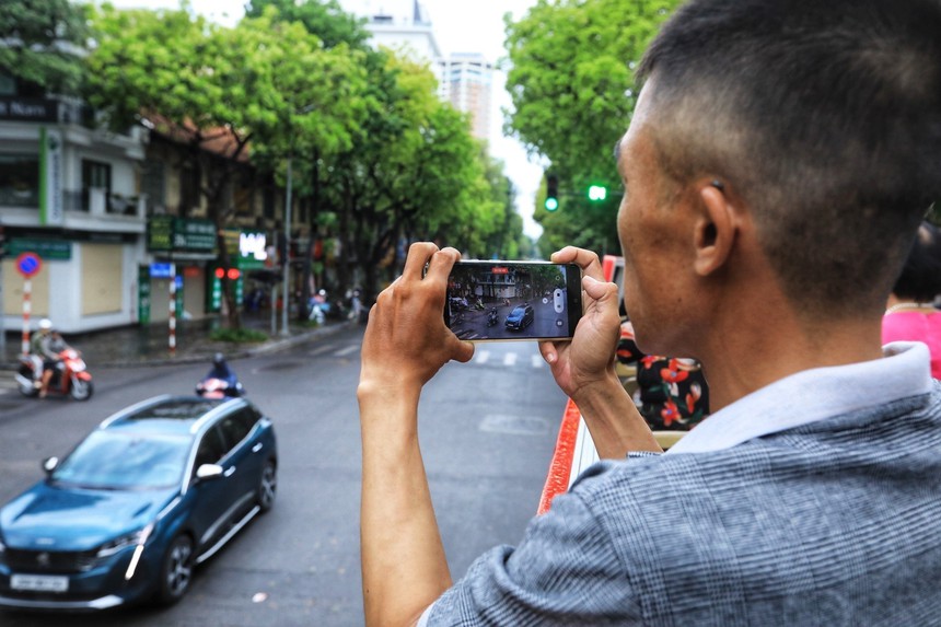 Tham quan Hà Nội miễn phí bằng xe buýt 2 tầng - Ảnh 7.