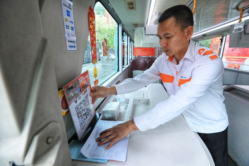 Tham quan Hà Nội miễn phí bằng xe buýt 2 tầng - Ảnh 10.