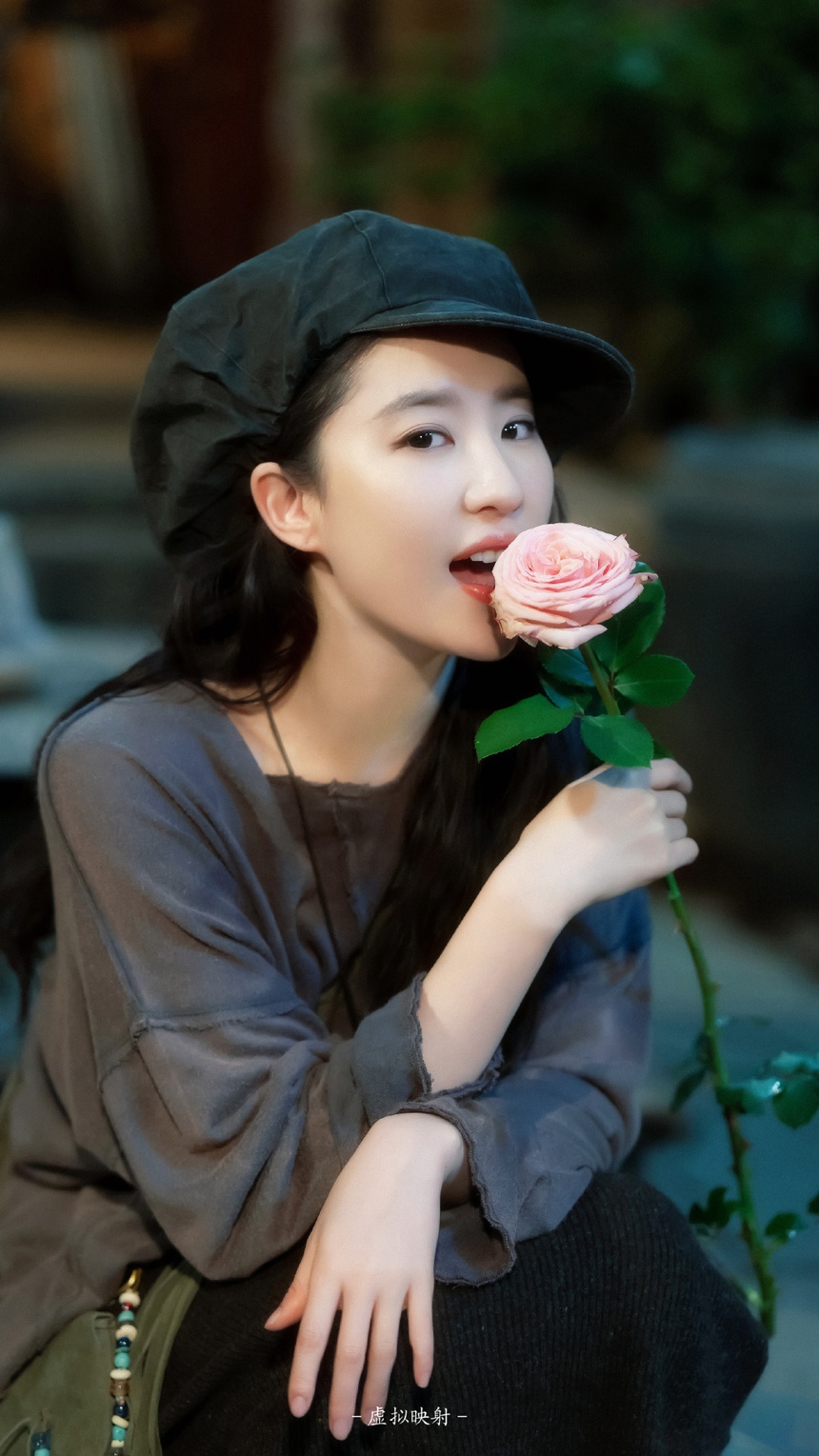 Tuổi 35 của Lưu Diệc Phi: Hưởng thụ cuộc sống "phú bà quyền lực", sống độc thân trong biệt thự sang chảnh cùng 16 con mèo - Ảnh 2. Tuổi 35 của Lưu Diệc Phi: Hưởng thụ cuộc sống "phú bà quyền lực", sống độc thân trong biệt thự sang chảnh cùng 16 con mèo - Ảnh 2.