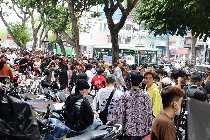 Casting Rap Việt gây nghẽn đường, lực lượng chức năng phải tới ổn định trật tự - Ảnh 4.