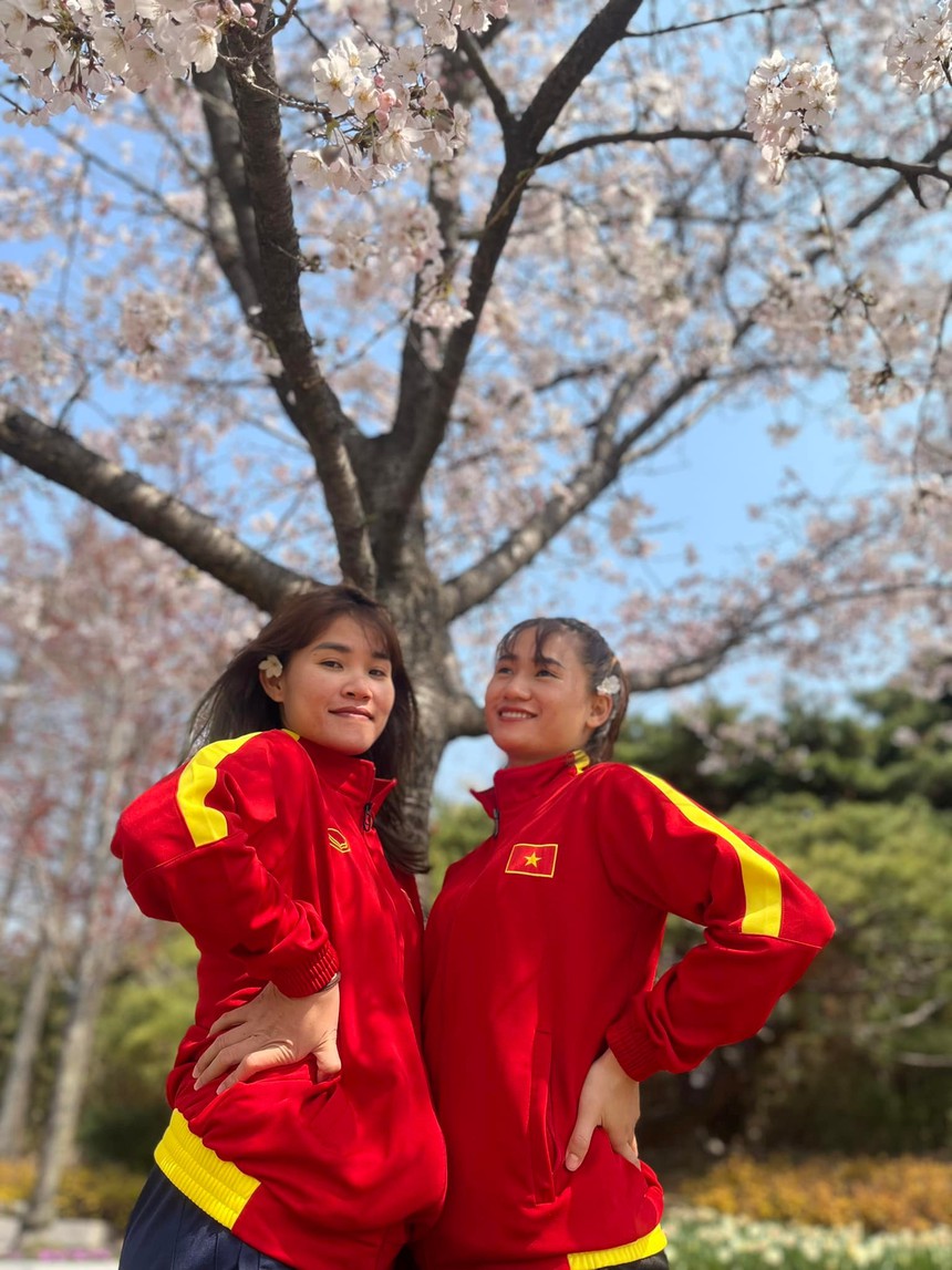 Trung vệ ghi bàn thắng quý như vàng giúp ĐT nữ Việt Nam dự World Cup đi xe ôm về sau khi nhận giải thưởng lớn - Ảnh 4.