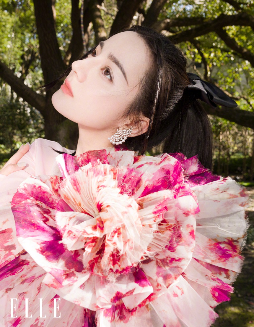 Địch Lệ Nhiệt Ba lần đầu bị chê xấu tệ với style 'môi hở răng lạnh' - Ảnh 8. Địch Lệ Nhiệt Ba lần đầu bị chê xấu tệ với style 'môi hở răng lạnh' - Ảnh 8.