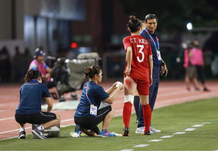 Trung vệ ghi bàn thắng quý như vàng giúp ĐT nữ Việt Nam dự World Cup đi xe ôm về sau khi nhận giải thưởng lớn - Ảnh 3.