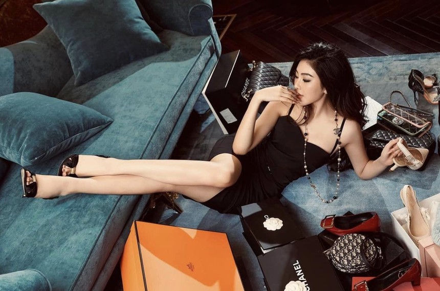 Hot girl Linh Trương náo loạn cõi mạng: 22 tuổi với cả núi đồ hiệu, style sang chảnh miễn chê, xem nhan sắc trước 'dao kéo' mới thấy bất ngờ - Ảnh 2. Hot girl Linh Trương náo loạn cõi mạng: 22 tuổi với cả núi đồ hiệu, style sang chảnh miễn chê, xem nhan sắc trước 'dao kéo' mới thấy bất ngờ - Ảnh 2.