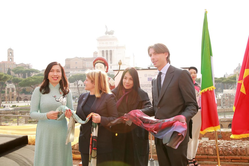 Áo dài và tơ lụa Việt chinh phục kinh đô thời trang Italia - Ảnh 2. Áo dài và tơ lụa Việt chinh phục kinh đô thời trang Italia - Ảnh 2.