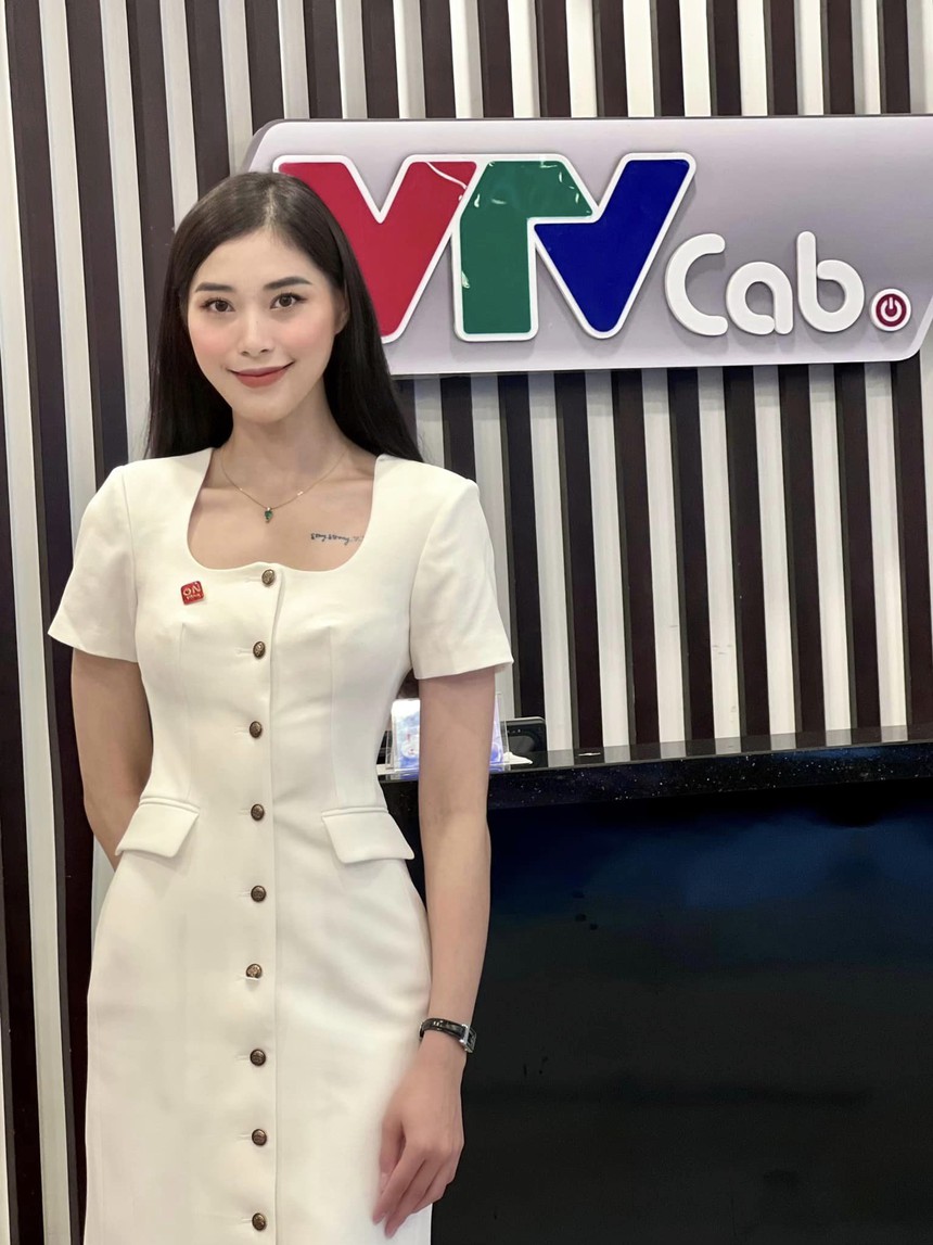 2 năm sau giải nghệ hoa khôi bóng chuyền Đặng Thu Huyền tự tin diện đồ sexy, thử sức với vai trò MC - Ảnh 5.