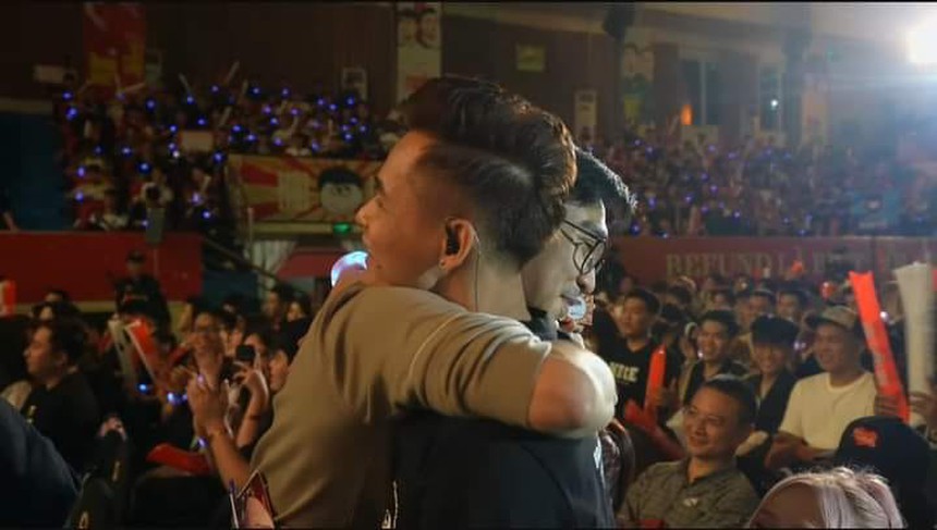 'Cay sống mũi' với hình ảnh xúc động nhất tại chương trình của Độ Mixi - Ảnh 1. 'Cay sống mũi' với hình ảnh xúc động nhất tại chương trình của Độ Mixi - Ảnh 1.