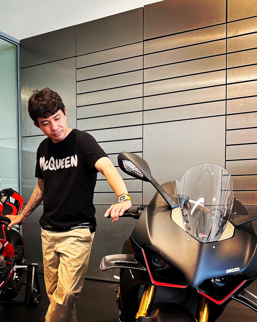 Chiếc xe máy giá ngang ngửa ô tô đại gia Minh Nhựa vừa mua có gì hot? - Ảnh 3. Chiếc xe máy giá ngang ngửa ô tô đại gia Minh Nhựa vừa mua có gì hot? - Ảnh 3.