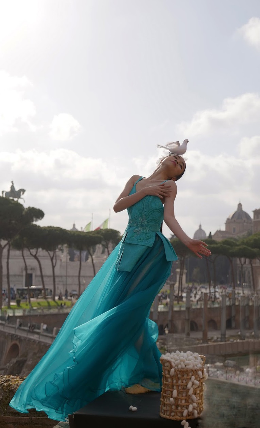 Áo dài và tơ lụa Việt chinh phục kinh đô thời trang Italia - Ảnh 11. Áo dài và tơ lụa Việt chinh phục kinh đô thời trang Italia - Ảnh 11.