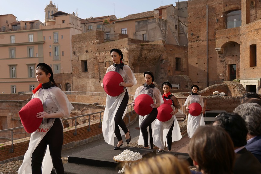 Áo dài và tơ lụa Việt chinh phục kinh đô thời trang Italia - Ảnh 16. Áo dài và tơ lụa Việt chinh phục kinh đô thời trang Italia - Ảnh 16.