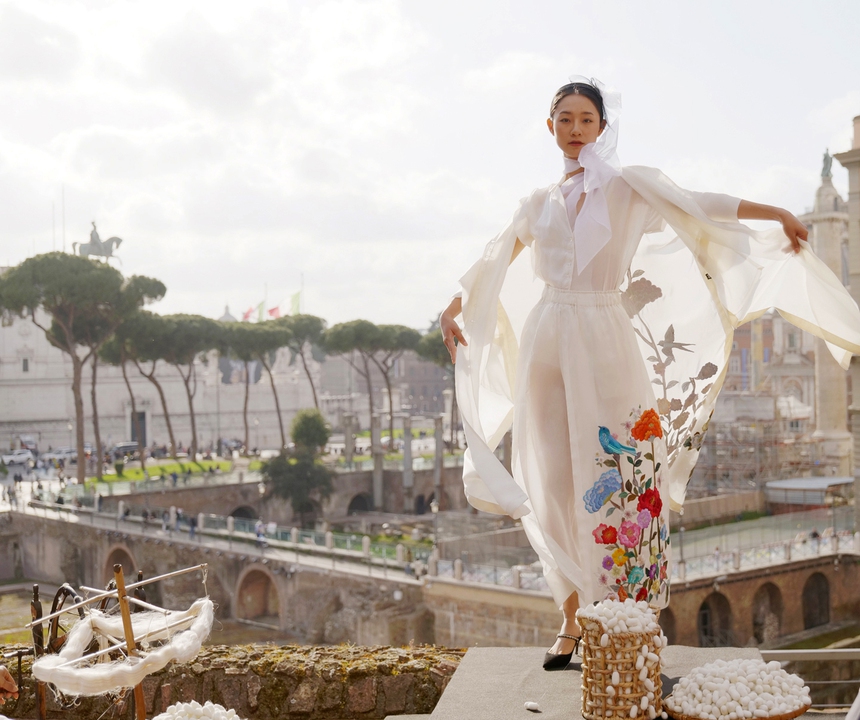 Áo dài và tơ lụa Việt chinh phục kinh đô thời trang Italia - Ảnh 15. Áo dài và tơ lụa Việt chinh phục kinh đô thời trang Italia - Ảnh 15.