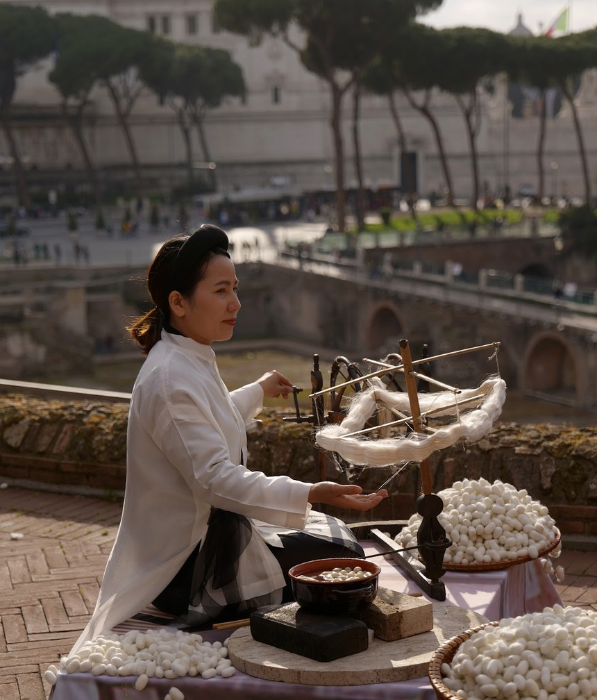 Áo dài và tơ lụa Việt chinh phục kinh đô thời trang Italia - Ảnh 18. Áo dài và tơ lụa Việt chinh phục kinh đô thời trang Italia - Ảnh 18.