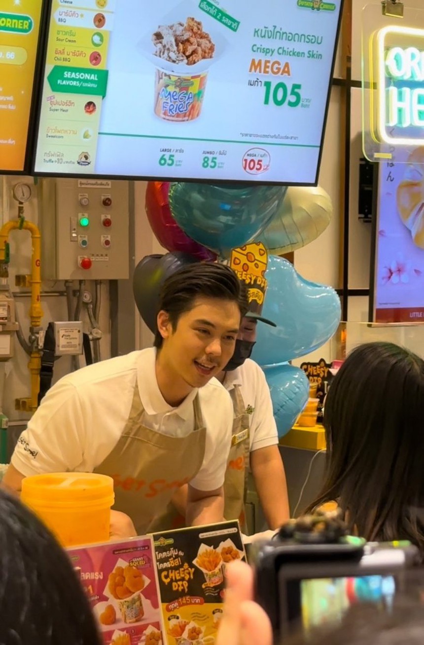 Thiếu gia tài phiệt của Tuổi Nổi Loạn bất ngờ làm thu ngân, khiến cả trung tâm thương mại náo loạn vì điển trai chấp hết cam thường  - Ảnh 2.