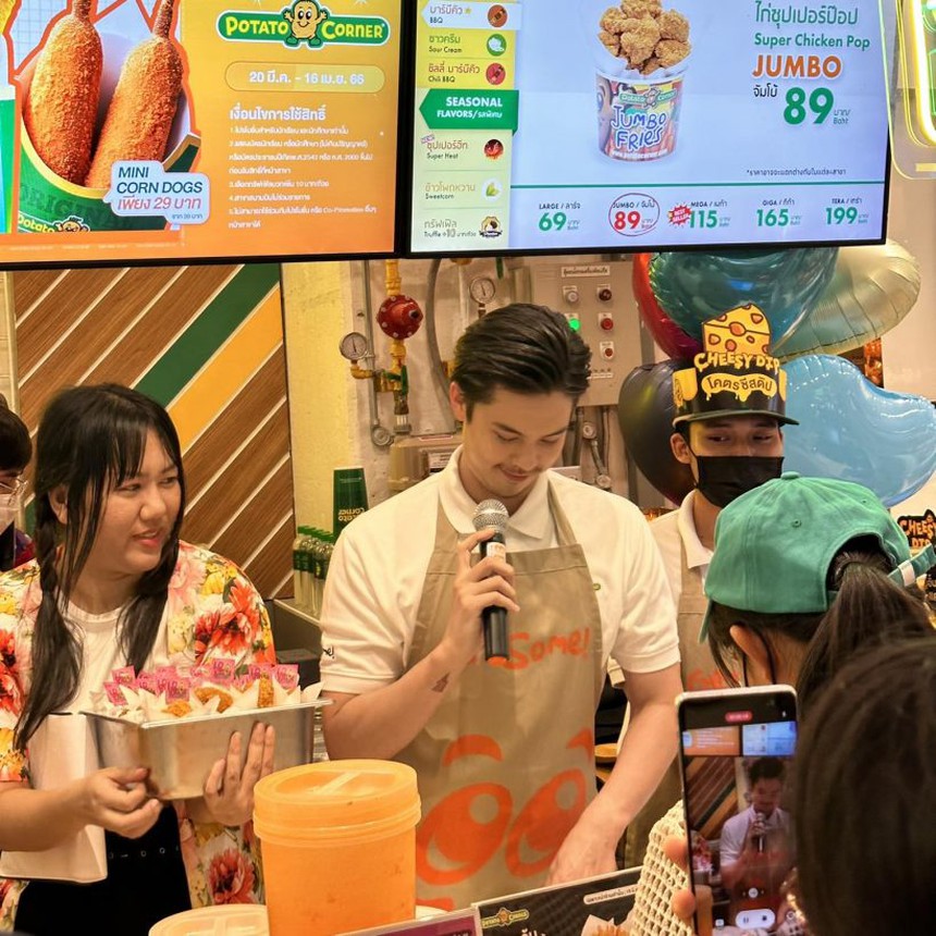 Thiếu gia tài phiệt của Tuổi Nổi Loạn bất ngờ làm thu ngân, khiến cả trung tâm thương mại náo loạn vì điển trai chấp hết cam thường  - Ảnh 5.