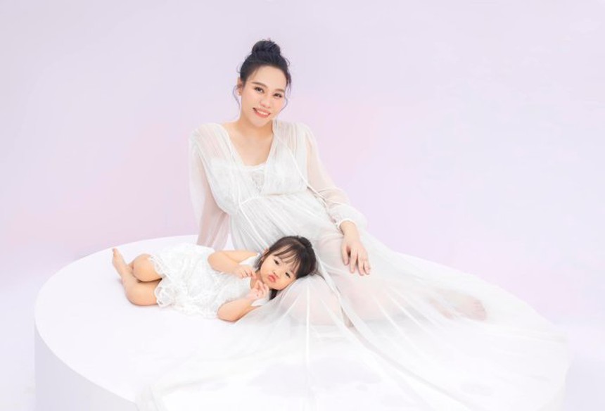 Cách Đàm Thu Trang đối xử với con riêng của Cường Đô La: Đến thông báo mang bầu cũng khiến dân mạng xuýt xoa - Ảnh 1. Cách Đàm Thu Trang đối xử với con riêng của Cường Đô La: Đến thông báo mang bầu cũng khiến dân mạng xuýt xoa - Ảnh 1.