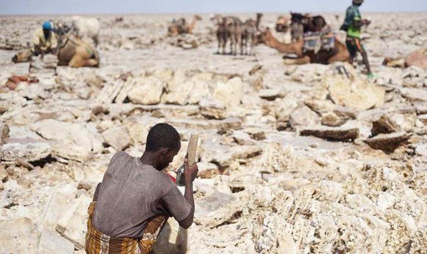 Đây là một trong những công việc độc hại nhất thế giới – Làm 3 năm có thể bị mù điếc, từ da đen biến thành da trắng - Ảnh 1.