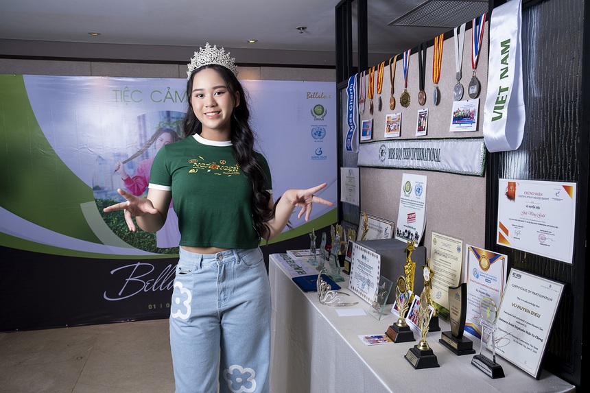 Hoa hậu Hoàn vũ nhí Bella Vũ: Mỗi ngày con đi học về, mẹ hay nói "sao nhìn con giống ăn mày thế" - Ảnh 2. Hoa hậu Hoàn vũ nhí Bella Vũ: Mỗi ngày con đi học về, mẹ hay nói "sao nhìn con giống ăn mày thế" - Ảnh 2.