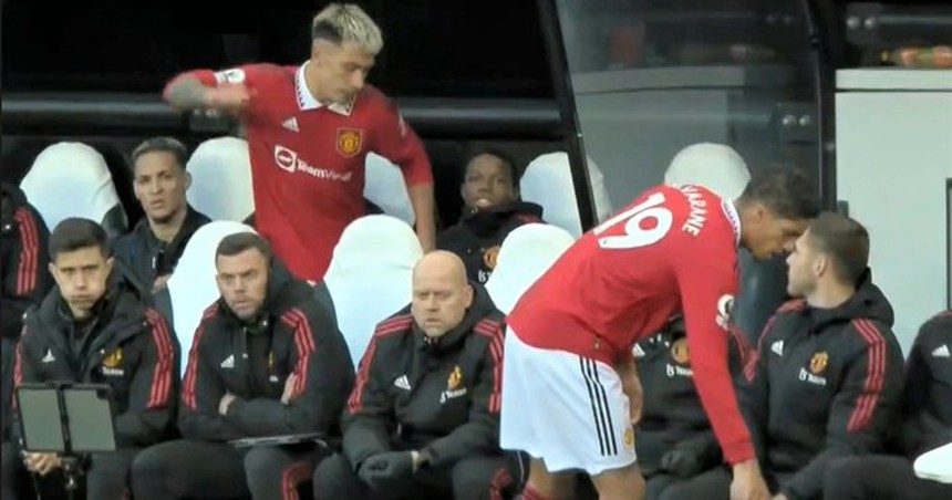 Lisandro Martinez hục hặc khi bị thay ra, Ten Hag nói gì? - Ảnh 2.